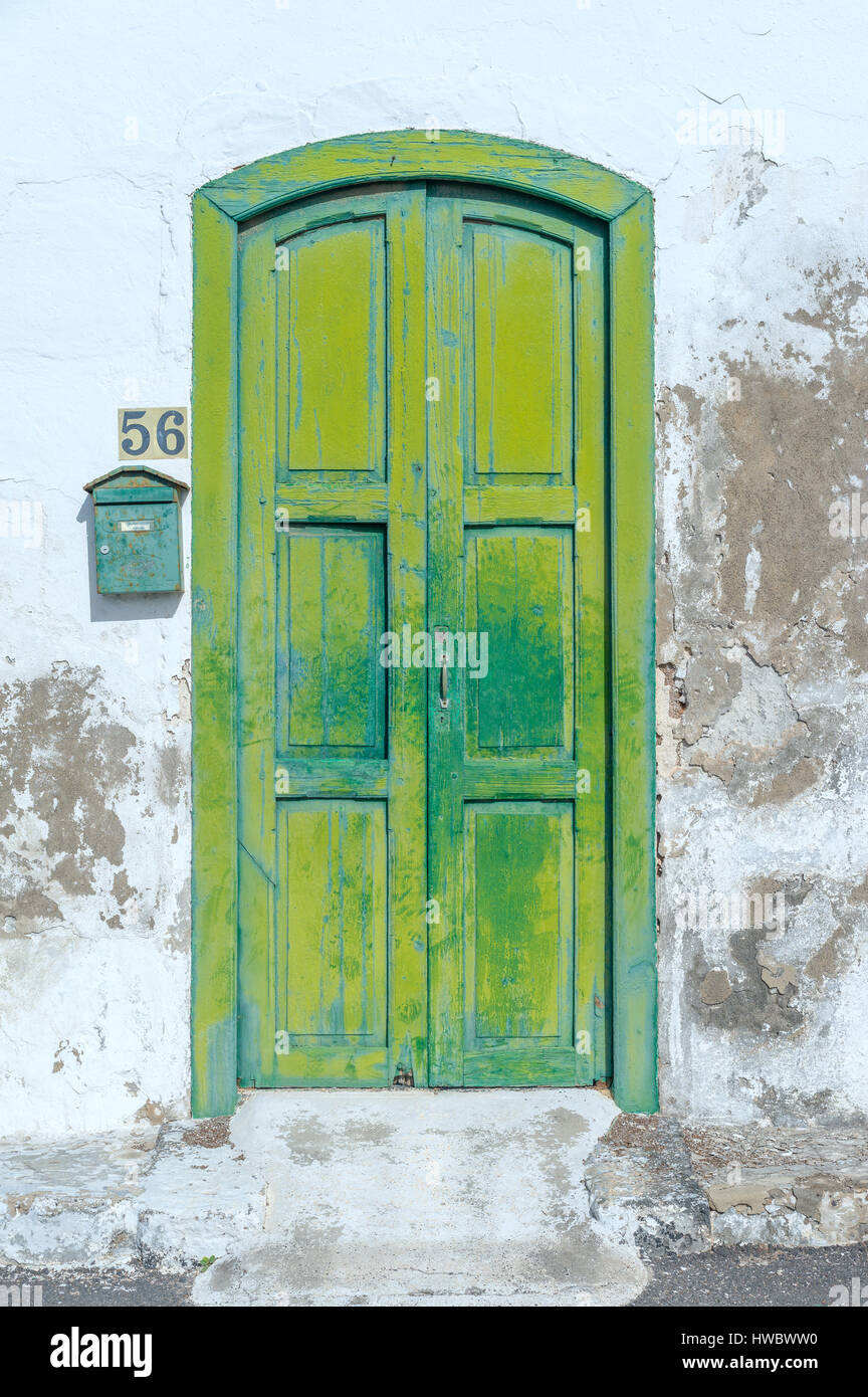 A spiovente dipinte di verde porta contro un muro bianco, in Lanzarote, Lanzarote Foto Stock