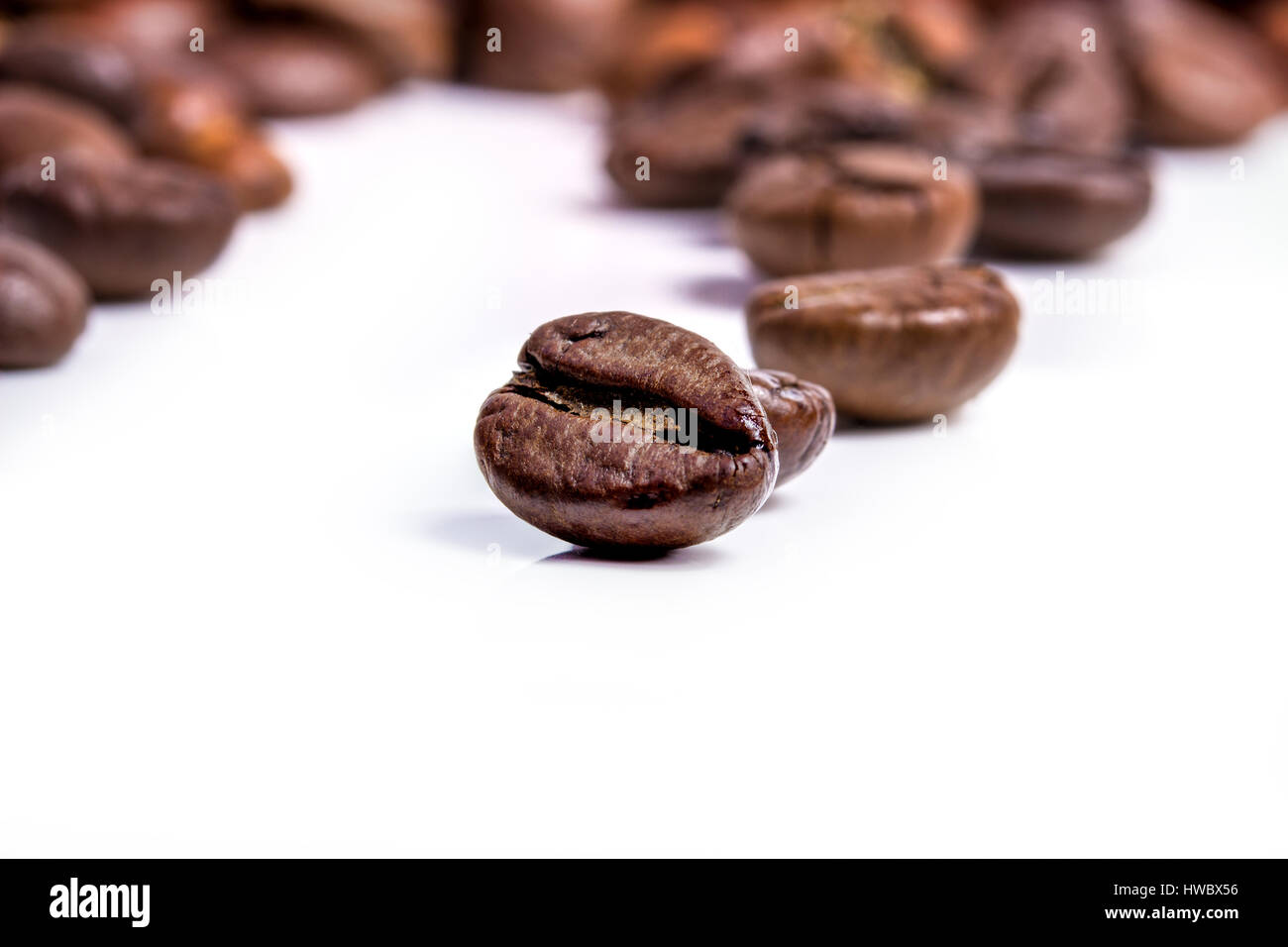 I chicchi di caffè isolato su sfondo bianco. Foto Stock