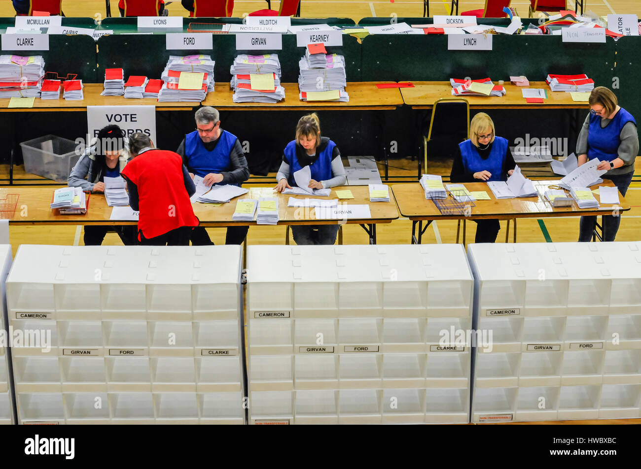 La gente di conteggio dei voti in una elezione stazione di conteggio. Foto Stock