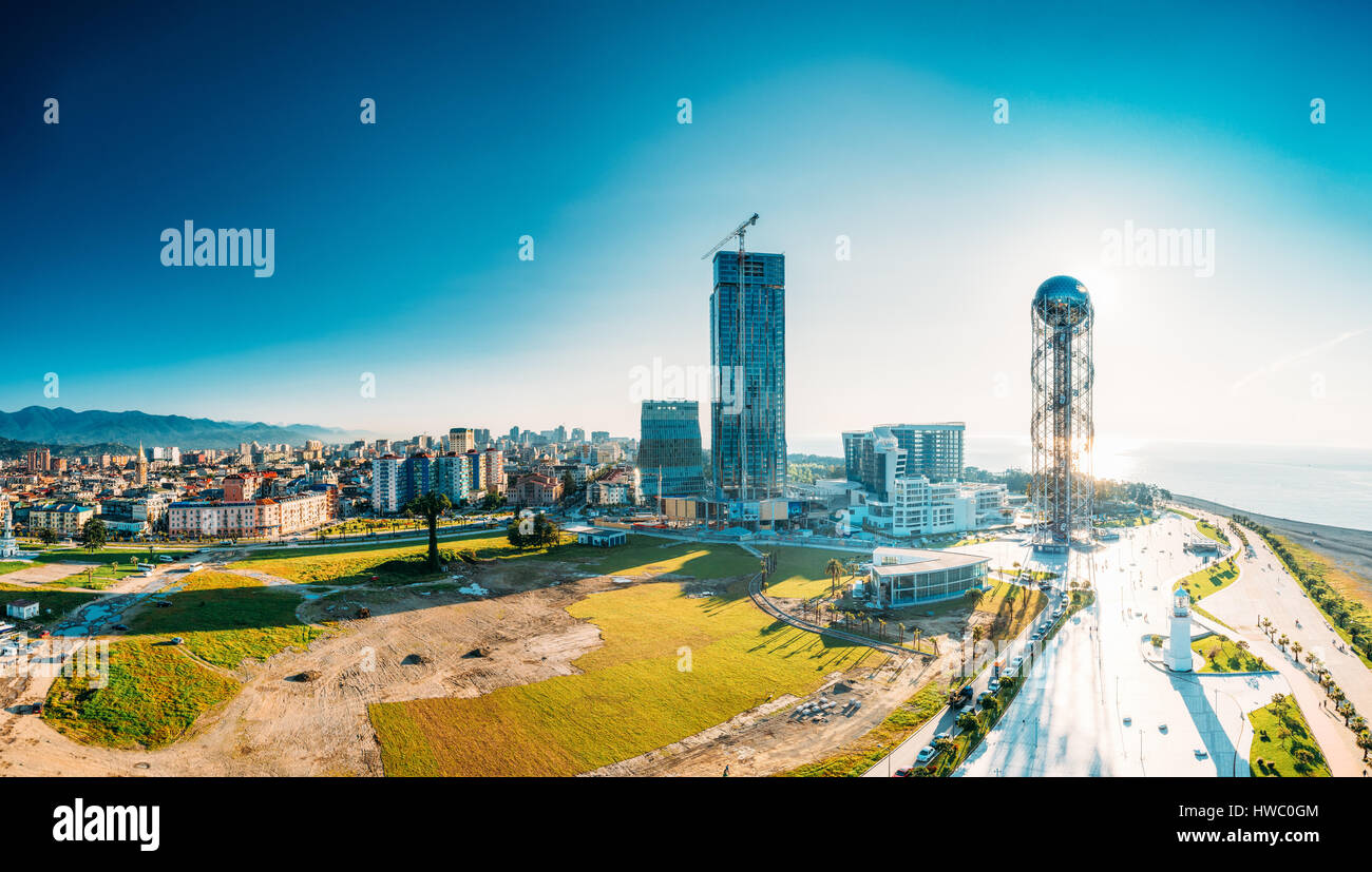Batumi, Adjara, Georgia - 25 Maggio 2016: vista aerea di Batumi paesaggio urbano al tramonto. Panorama di famosi edifici moderni Radisson Blu Hotel, residuo Foto Stock