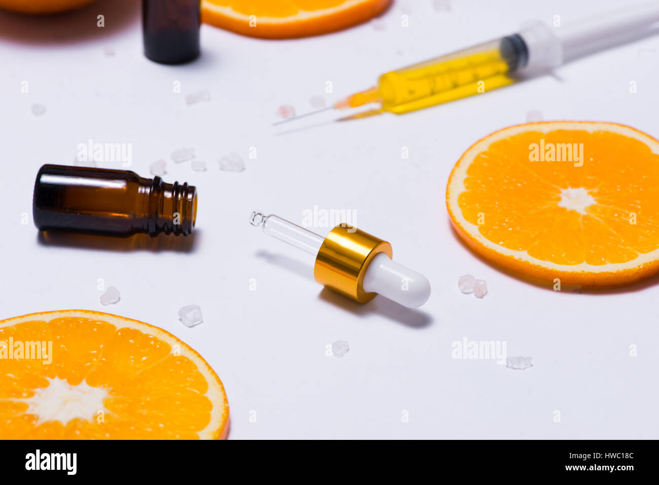 Il Branding mock-up. Olio essenziale naturale, bottiglia di cosmetici contenitori con fettine di arancia. Foto Stock