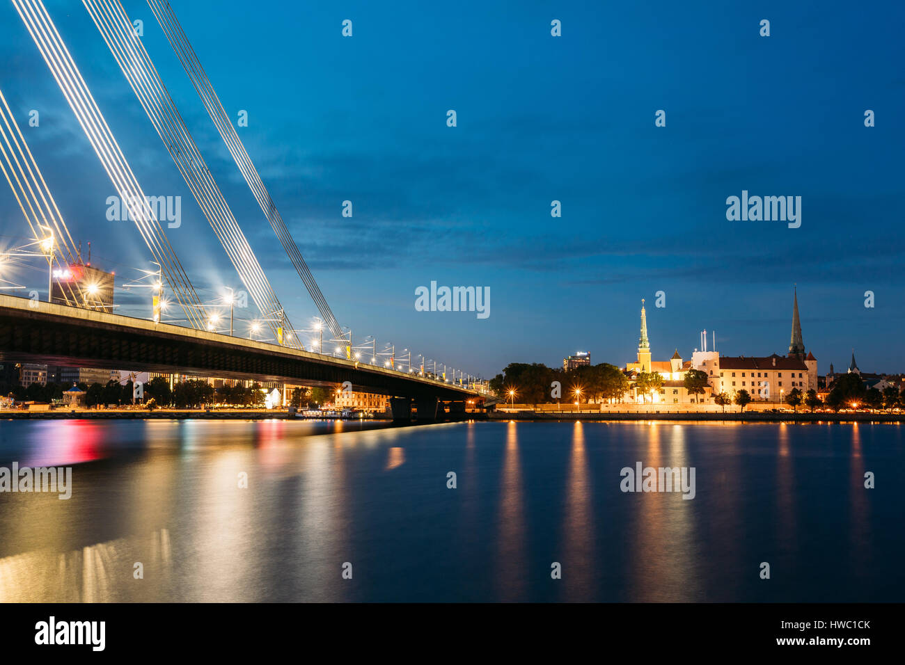 Ponte Vansu (ex Gorky ponte) nella Riga, Lettonia. Sindone Bridge. Serata estiva con il blu del cielo. 595 metri di lunghezza. Ponte Vansu - uno dei Sym Foto Stock