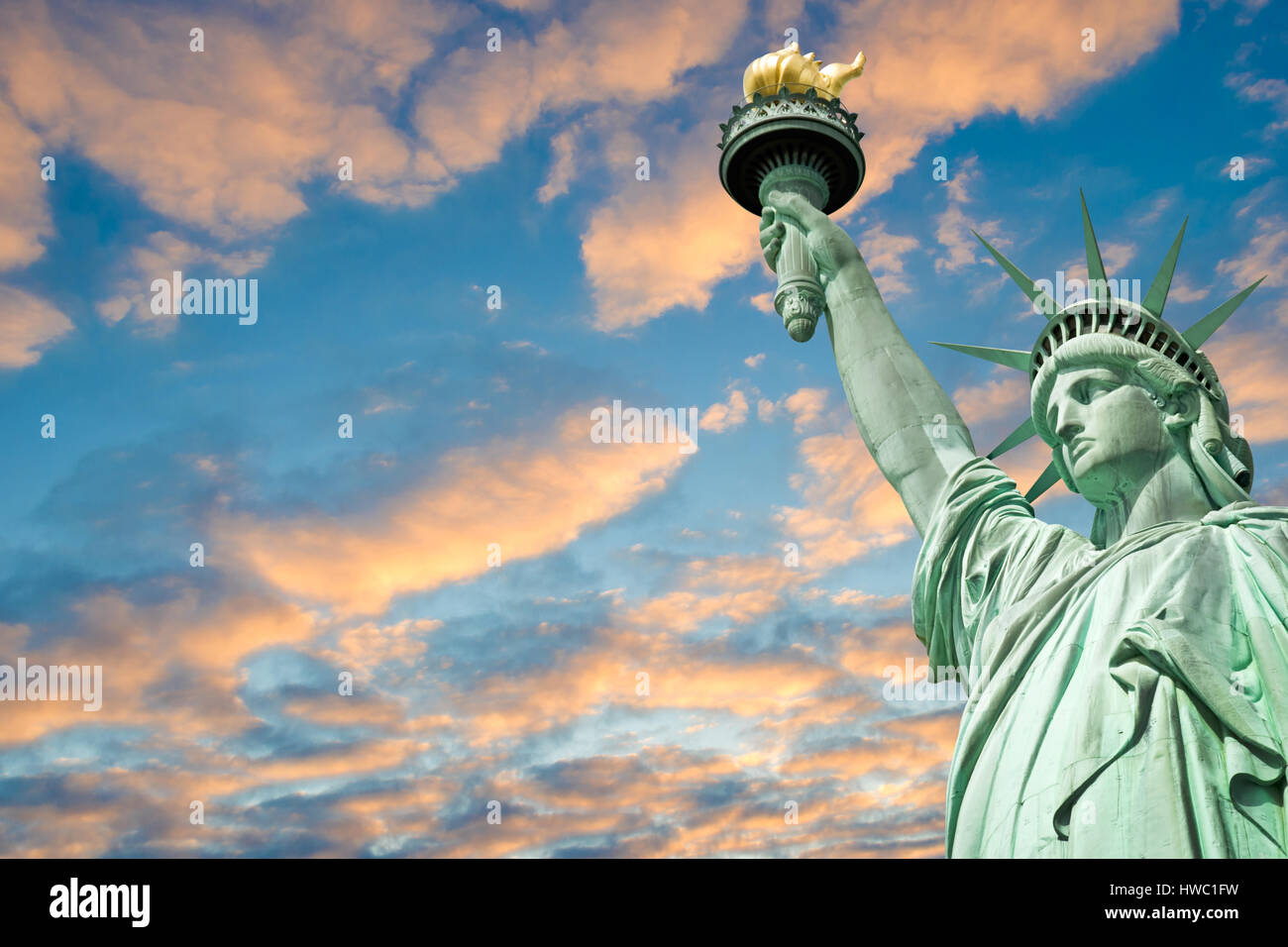 Statua della Libertà, bellissimo cielo sfondo con copia spazio, New York, Stati Uniti d'America Foto Stock