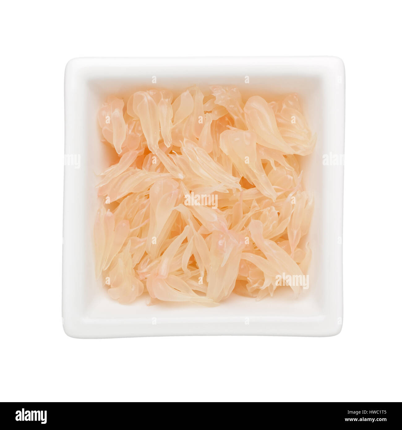 Shredded pomelo carne in un recipiente quadrato isolato su sfondo bianco Foto Stock