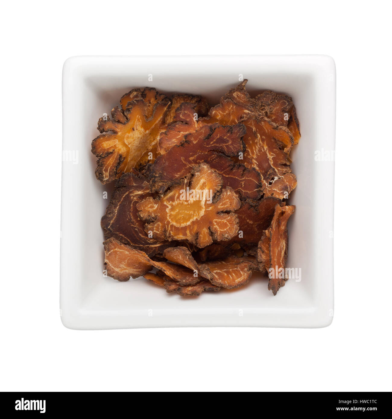 Medicina Tradizionale Cinese - Chuan Xiong (Szechuan levistico radice) in un recipiente quadrato isolato su sfondo bianco Foto Stock