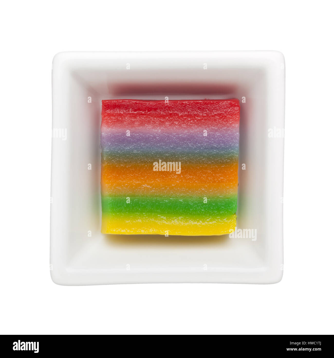 Nonya snack - Kueh Lapis Sagu in un recipiente quadrato isolato su sfondo bianco Foto Stock