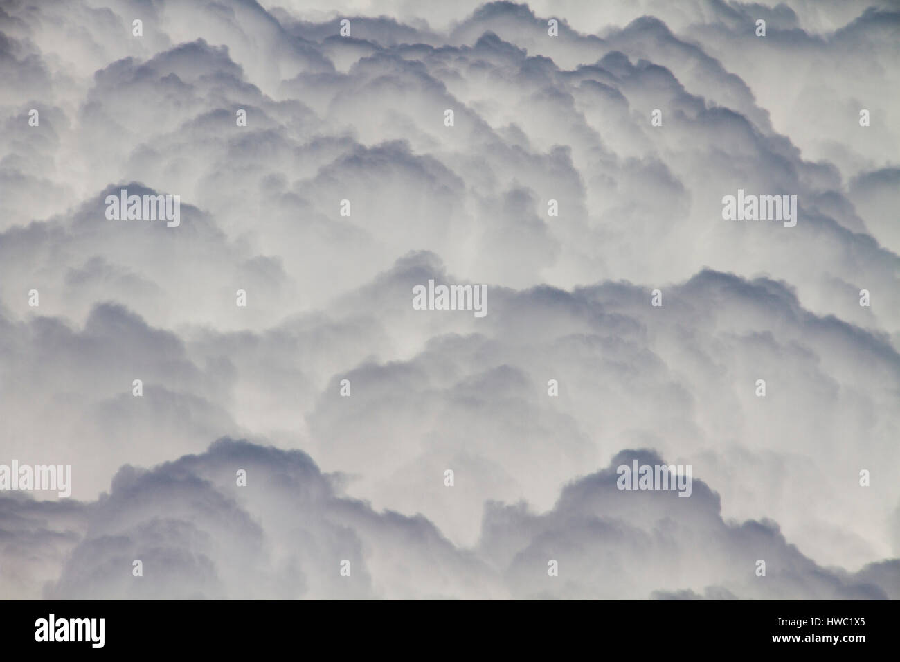 Vista al di sopra soffici nuvole in alta quota della Cina Foto Stock