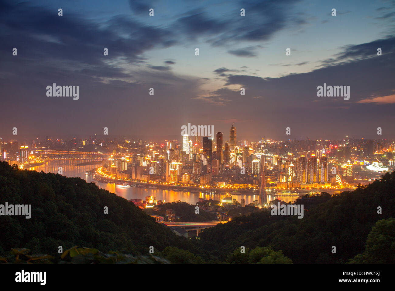 Chongqing Cina downtown skyline della città oltre il fiume Yangtze Foto Stock