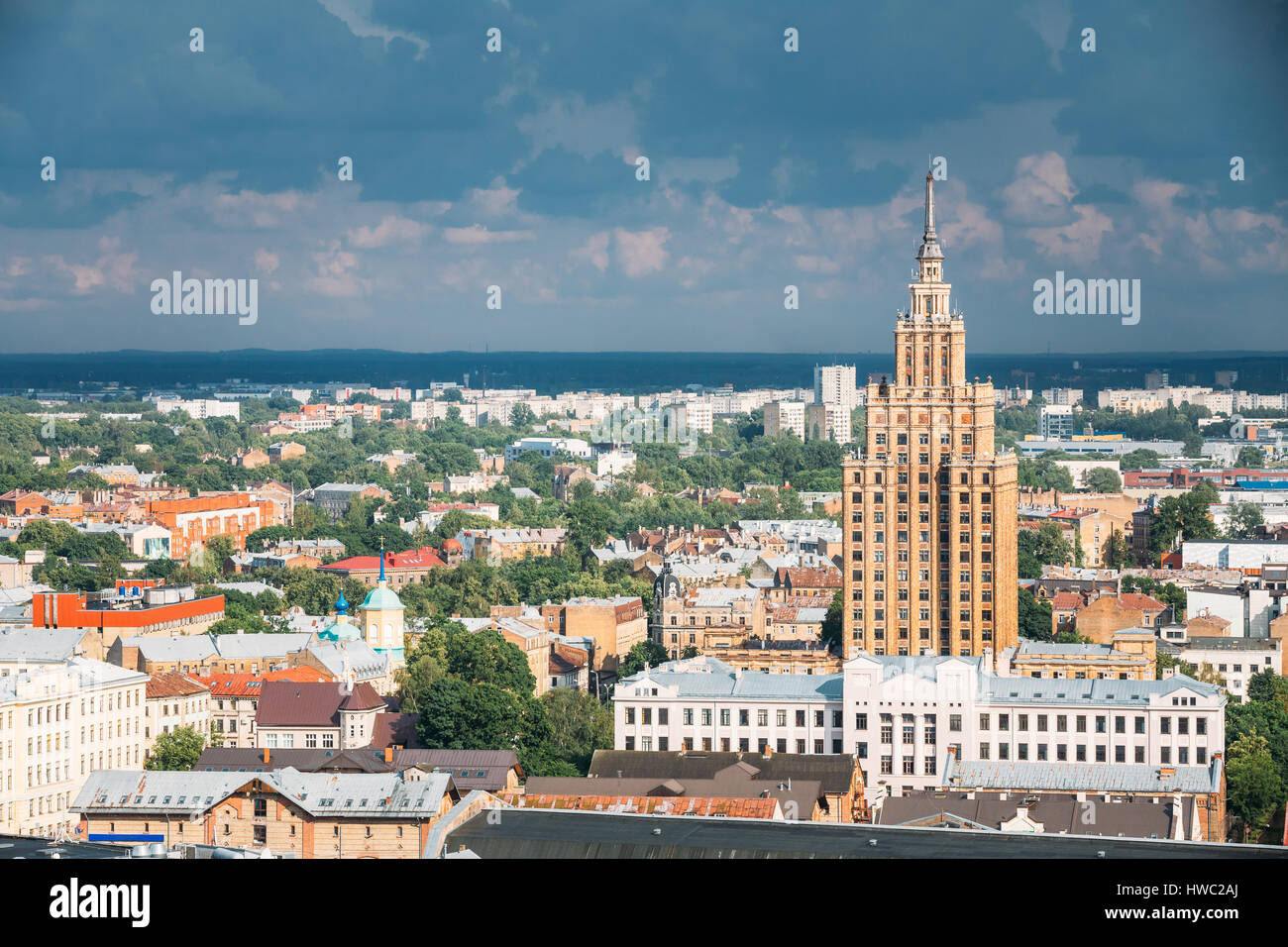 Riga, Lettonia. Costruzione di lettone Accademia delle Scienze, costruita sul modello di Mosca 'Stalin grattacieli'. Ufficio di presidenza e di amministrazione della Accademia delle Scienze Foto Stock