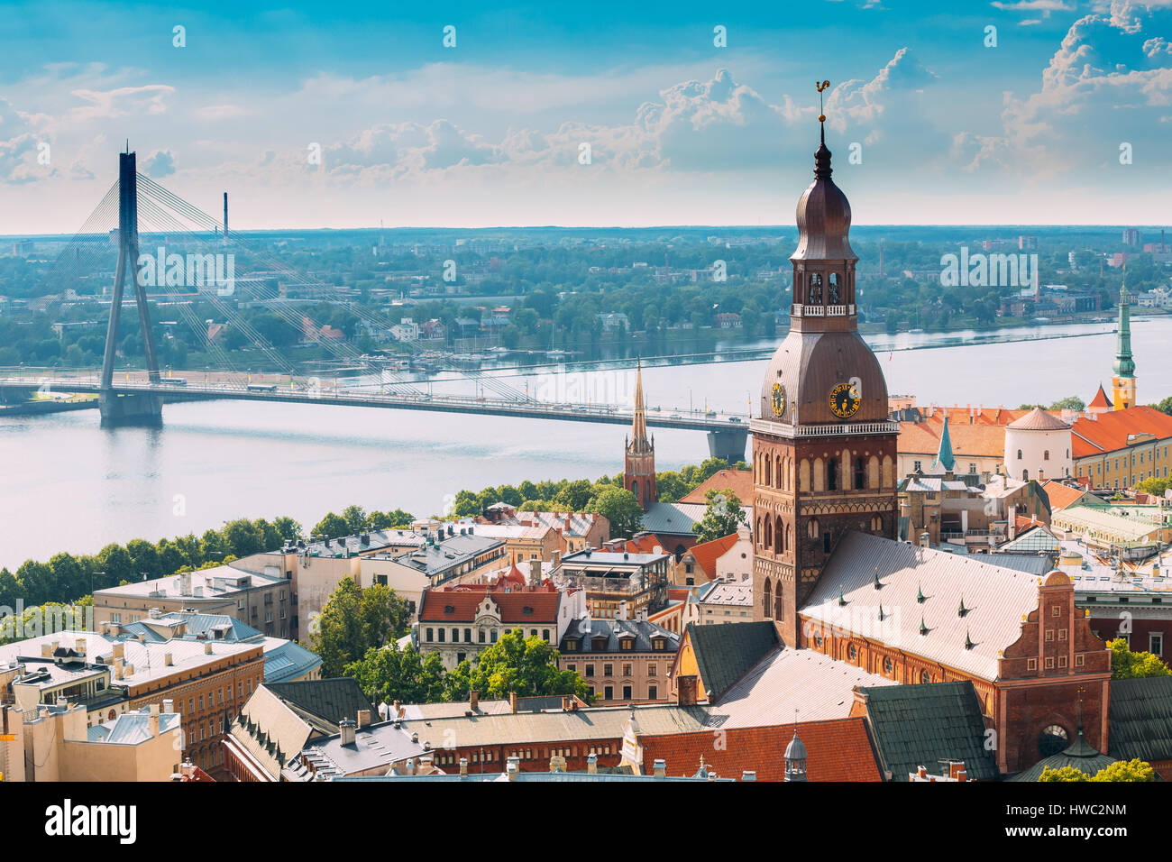 Riga, Lettonia. Riga Cityscape nella soleggiata giornata estiva. Famoso punto di riferimento - Riga Cattedrale del Duomo Foto Stock