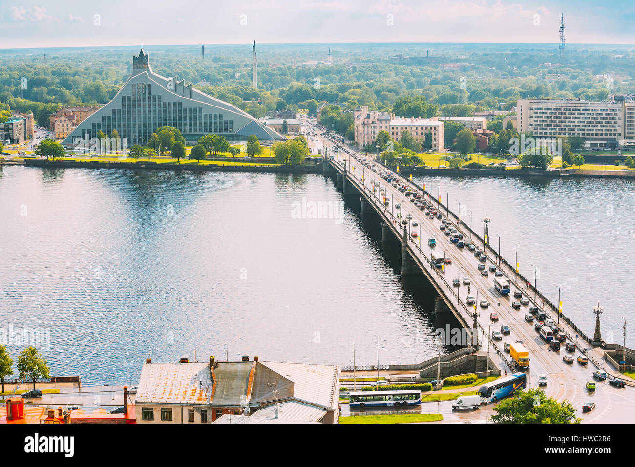 Riga, Lettonia. Il traffico su Akmens si inclina - Ponte di Pietra Street nel giorno d'estate. Vista dall'alto, vista aerea dell'edificio della Biblioteca Nazionale, chiamato Castello di luce o Foto Stock