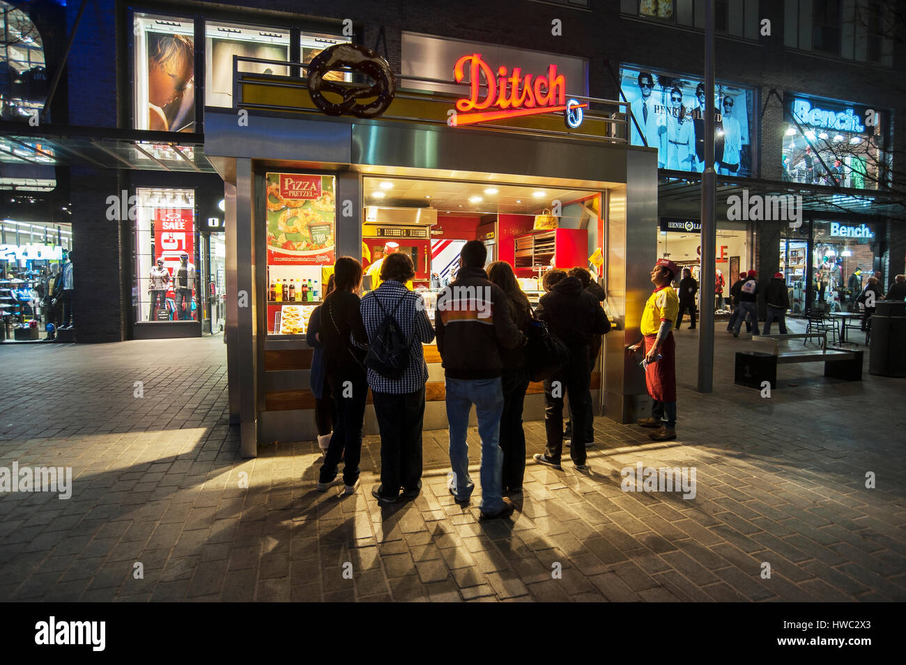 Ditsch cabina, che vende spuntini su Paradise Street a Liverpool in serata. Paradise Street nella nuova Liverpool One Foto Stock