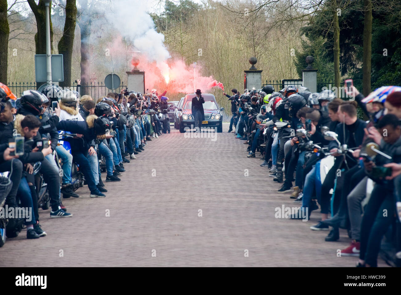 ENSCHEDE, Paesi Bassi - 17 Marzo 2017: membri di un motorgang facendo una corsia durante una processione funebre. Si tratta di un omaggio perché uno di loro mem Foto Stock