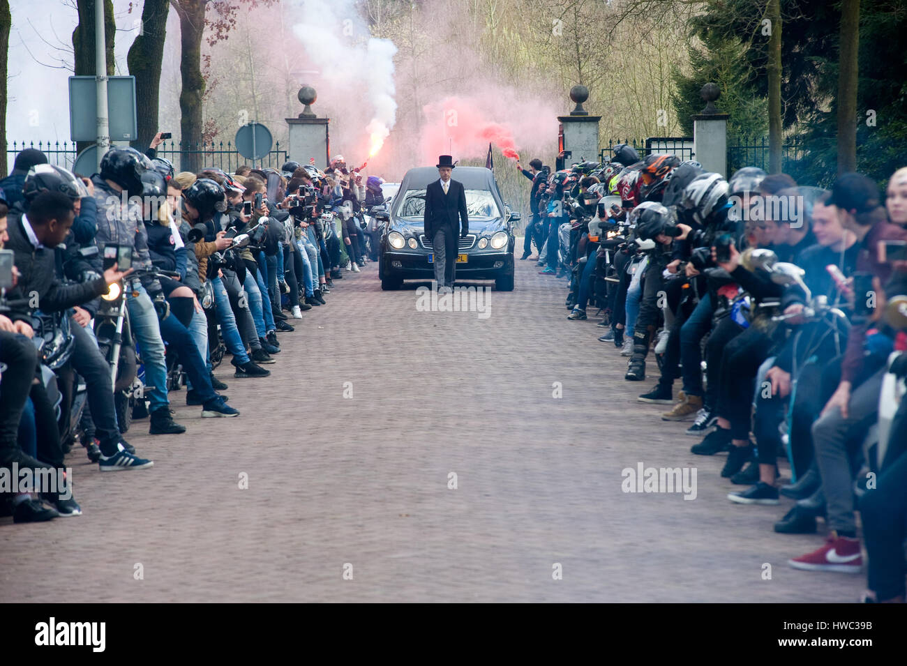 ENSCHEDE, Paesi Bassi - 17 Marzo 2017: membri di un motorgang facendo una corsia durante una processione funebre. Si tratta di un omaggio perché uno di loro mem Foto Stock