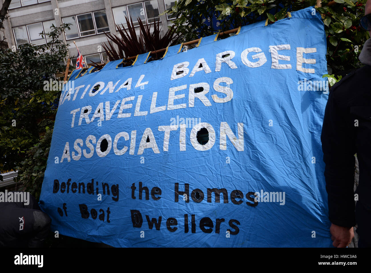 Associazione Nazionale Dei Viaggiatori Di Bargee. A Londra si è svolta una manifestazione sulla Giornata contro il razzismo delle Nazioni Unite, a partire Da Portland Place. Case in barca Foto Stock