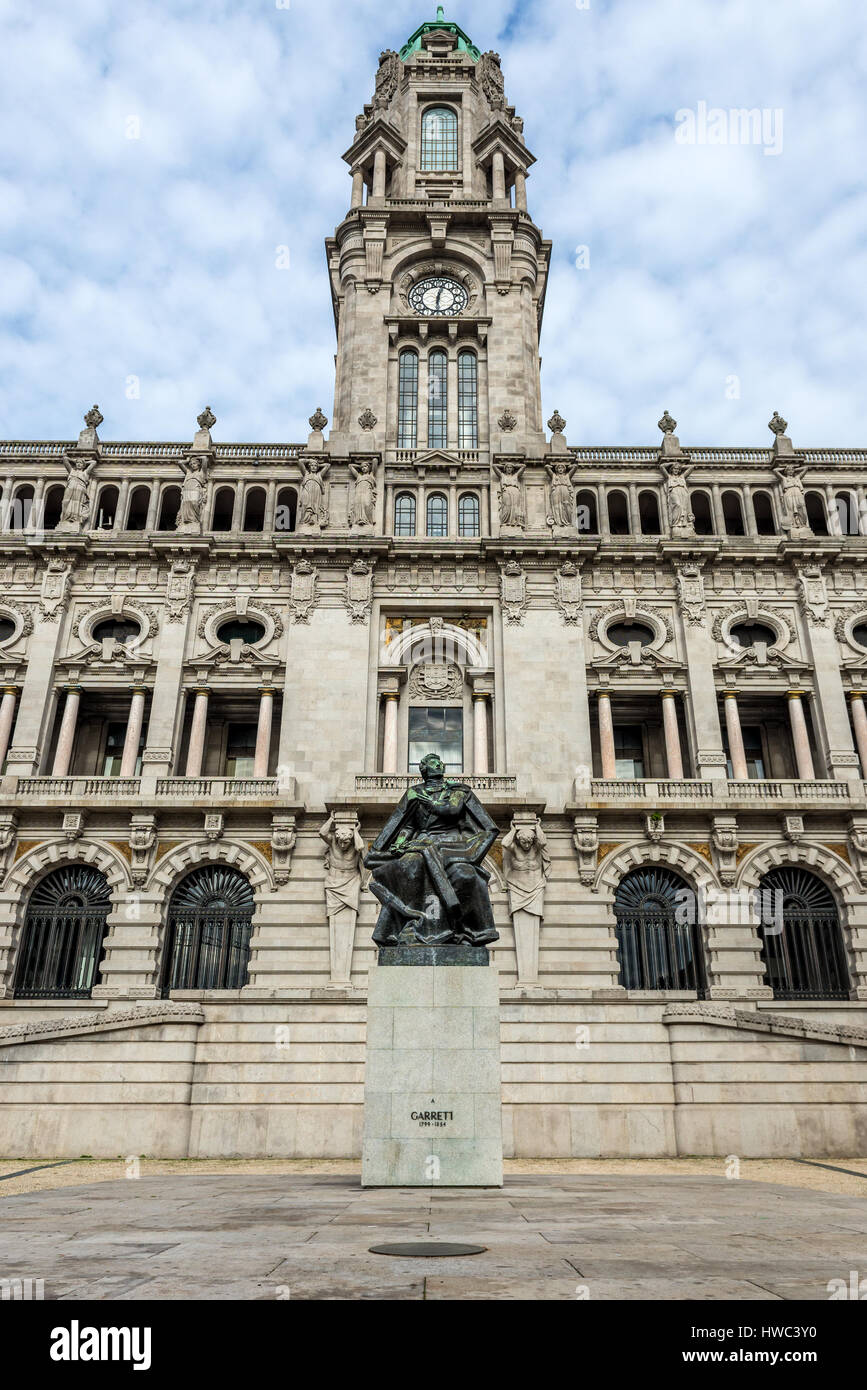 Statua del poeta portoghese, drammaturgo, scrittore e uomo politico Almeida Garrett di fronte a Porto City Hall, Portogallo Foto Stock