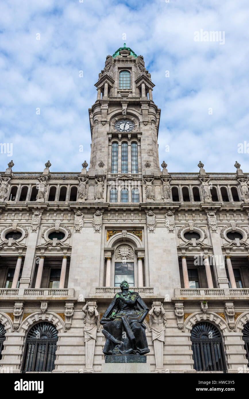 Statua del poeta portoghese, drammaturgo, scrittore e uomo politico Almeida Garrett di fronte a Porto City Hall, Portogallo Foto Stock
