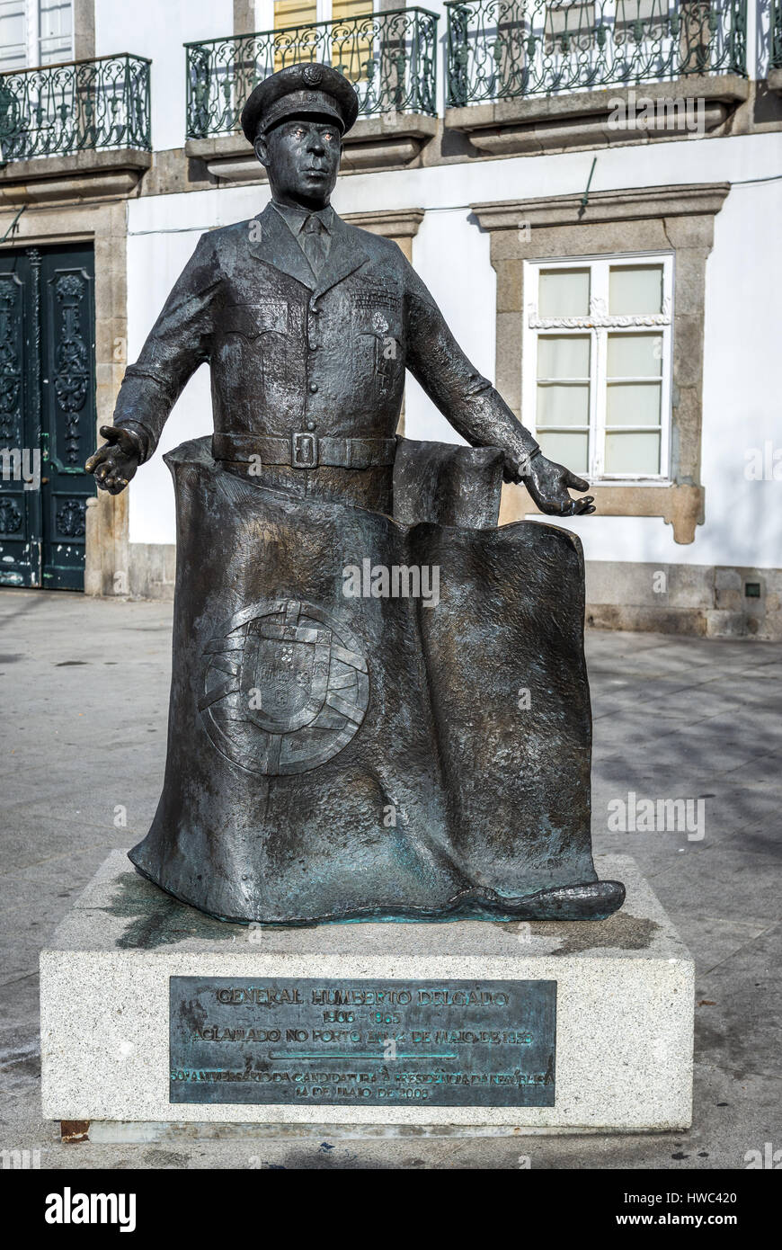 Generale Portoghese della Air Force Carlos Humberto da Silva Delgado statua su Alberto Piazza (Praaa de Carlos Alberto) a Porto, Portogallo Foto Stock