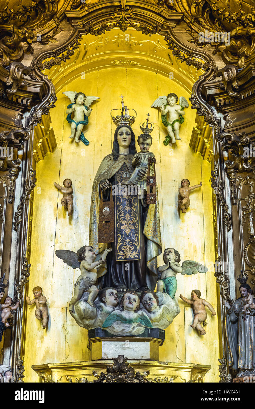 Nostra Signora con la statua di Gesù in oe degli altari laterali della chiesa carmelitana (Igreja dos Carmelitas Descalcos) in Vitoria parrocchia civile di Porto, Portogallo Foto Stock