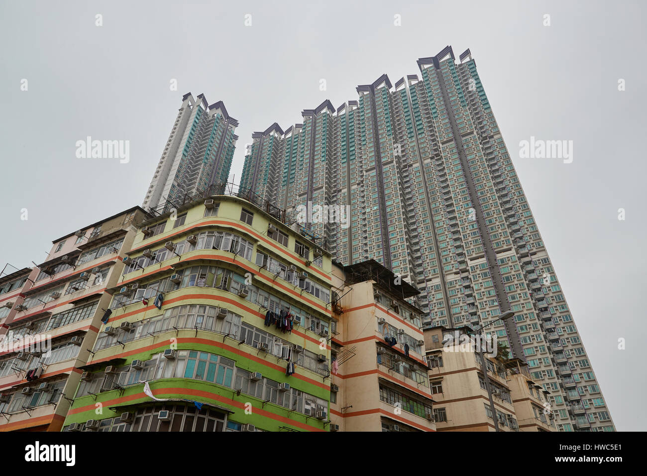 Alto contrasto di salita e di bassi edifici in città di Kowloon, Hong Kong. Foto Stock