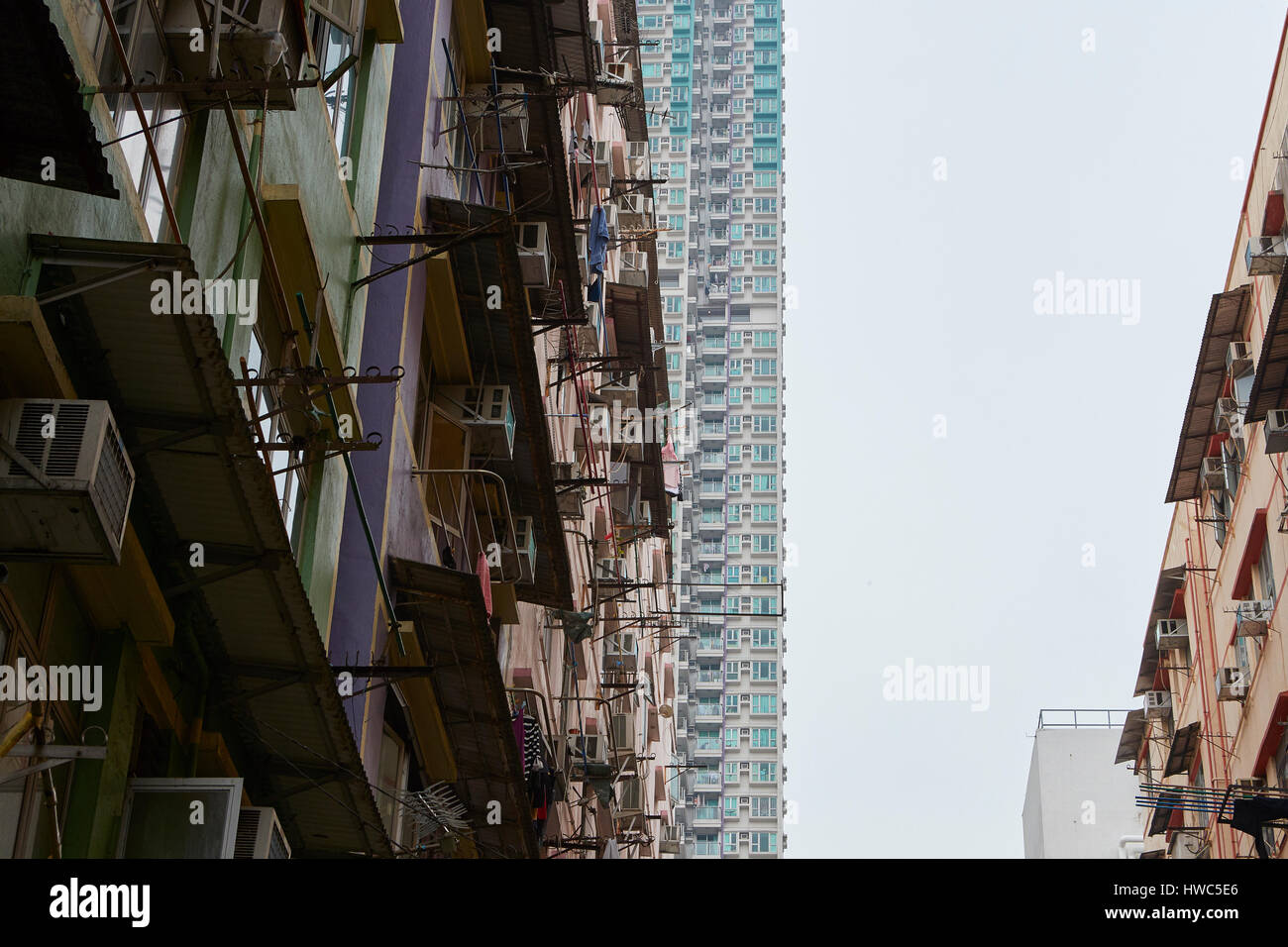 Alto contrasto di salita e di bassi edifici in città di Kowloon, Hong Kong. Foto Stock