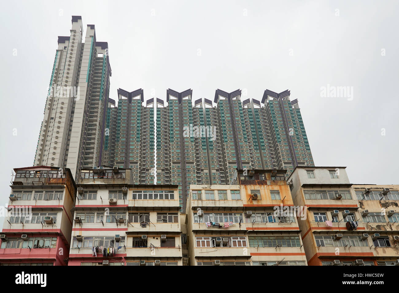 Alto contrasto di salita e di bassi edifici in città di Kowloon, Hong kong. Foto Stock