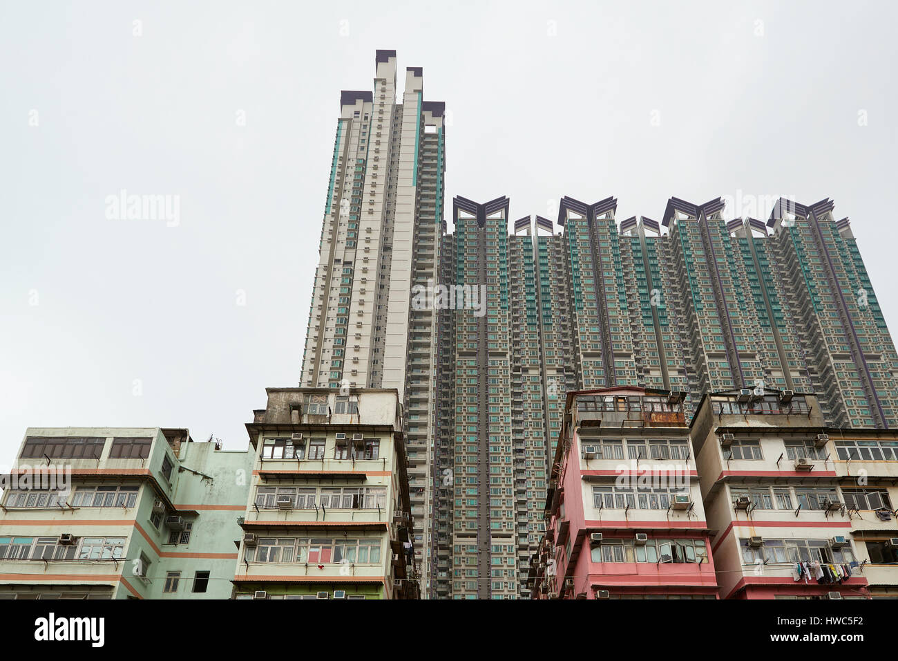 Up-Market contrastanti e di bassi edifici in affitto nella città di Kowloon, Hong Kong. Foto Stock