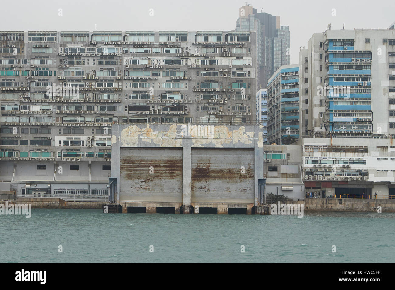 Grim edificio industriale nella città di Kowloon, Hong Kong. Foto Stock