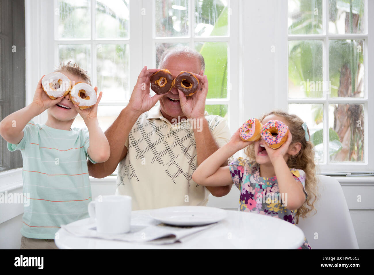 Giocare con il cibo Foto Stock
