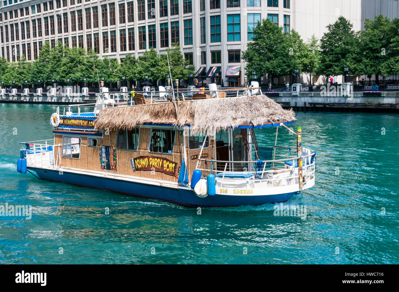 Parte dell'isola in barca, Big Kahuna, sul Fiume di Chicago. Foto Stock