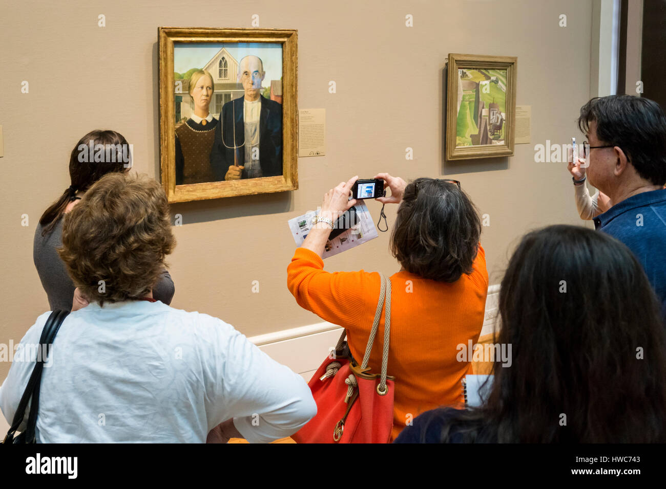 Le persone che ricercano Gotico americano da concedere il legno in Art Institute di Chicago. Foto Stock