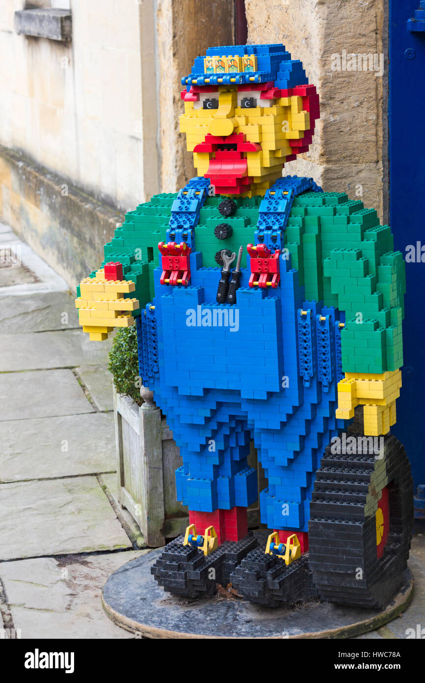 Lego meccanico figura al di fuori del negozio a Cirencester, Gloucestershire in Marzo Foto Stock