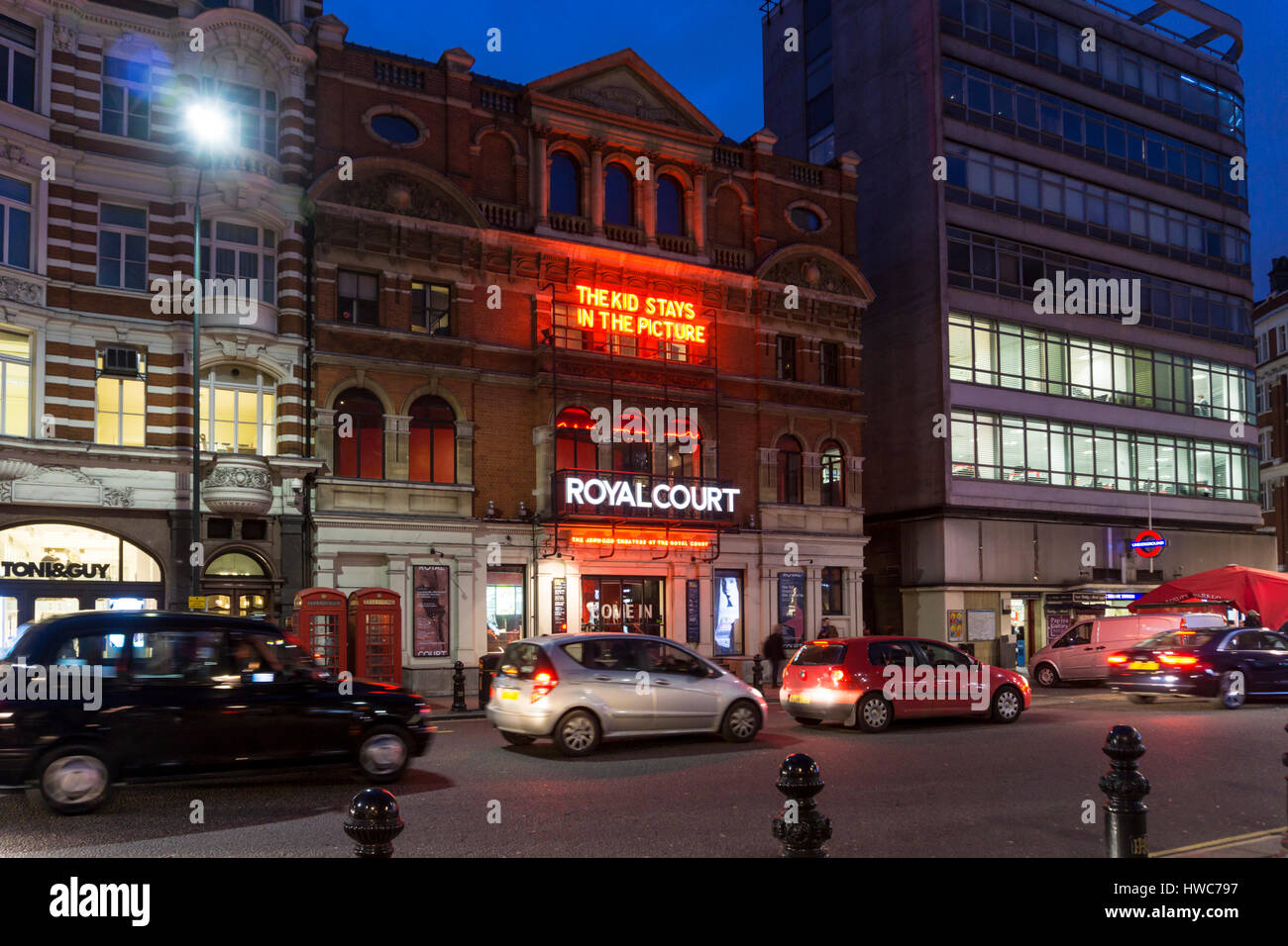 Sloane Square di notte con il bambino rimane nella foto al Royal Court Theatre. Foto Stock