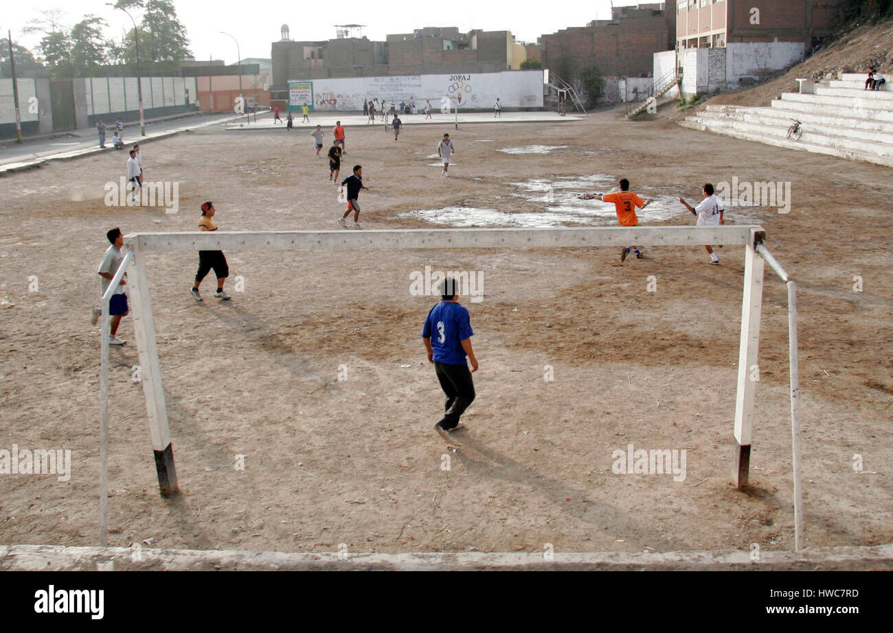 I bambini che giocano a calcio a Lima in Perù il 5 novembre 2005. Photo credit: Francesco Specker Foto Stock