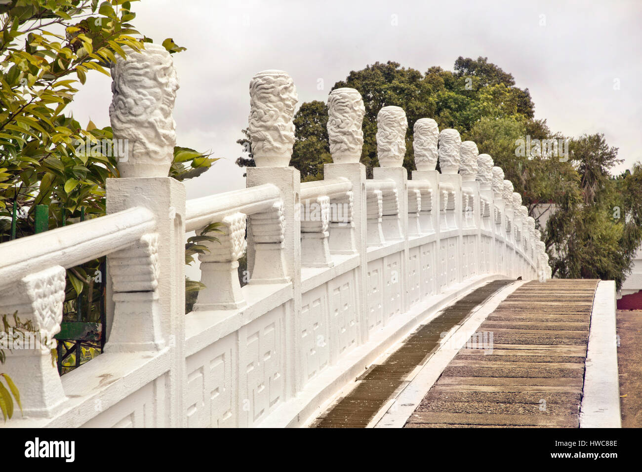 Il 'Bai Hong Qiao' bridge, i Giardini Cinesi, Singapore, echos lo stile del 17 il ponte di Arco presso il Palazzo estivo a Pechino in Cina. Foto Stock