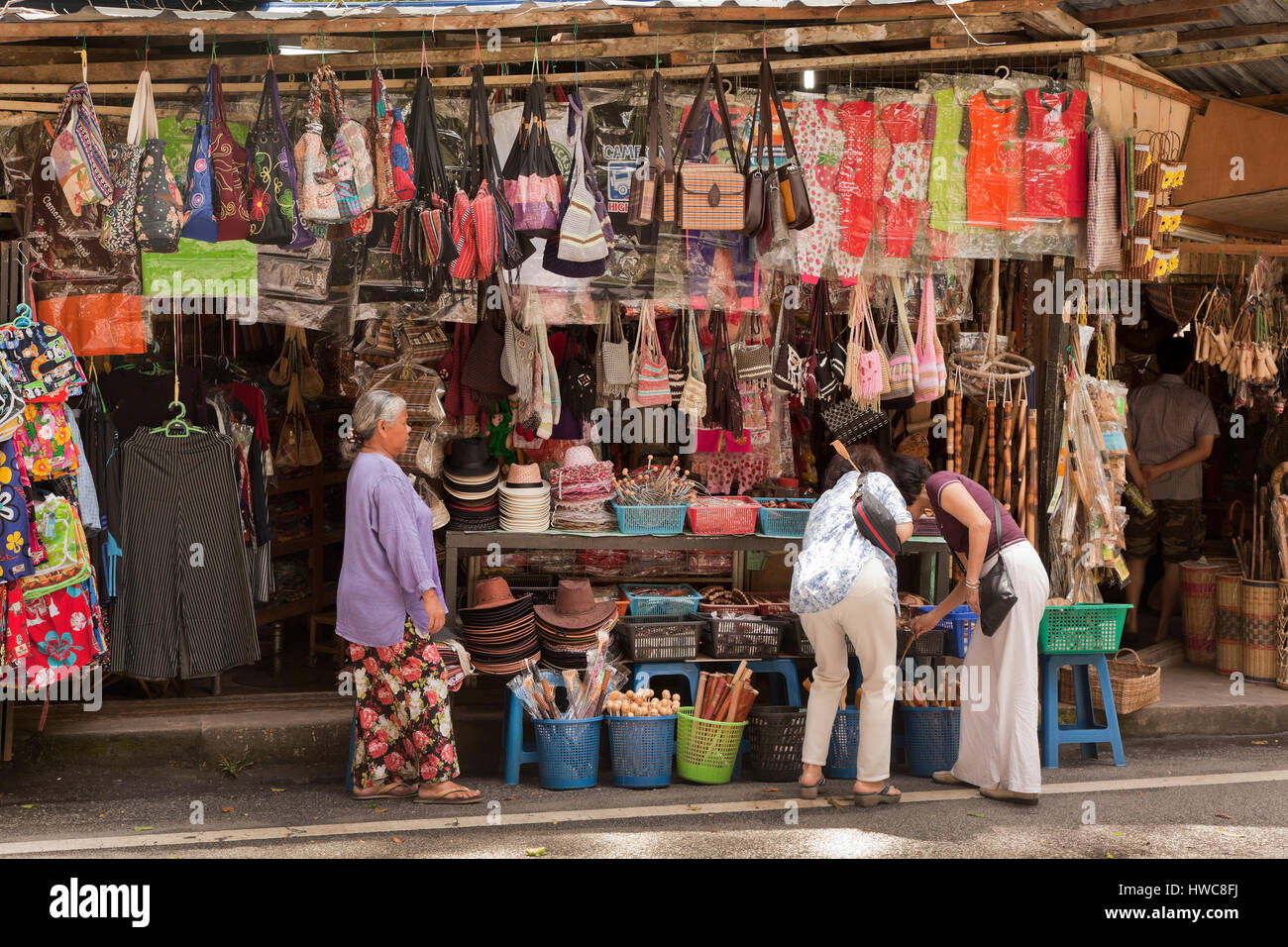 I turisti di shopping in un mercato locale, Cameron Highlands, Malaysia Foto Stock