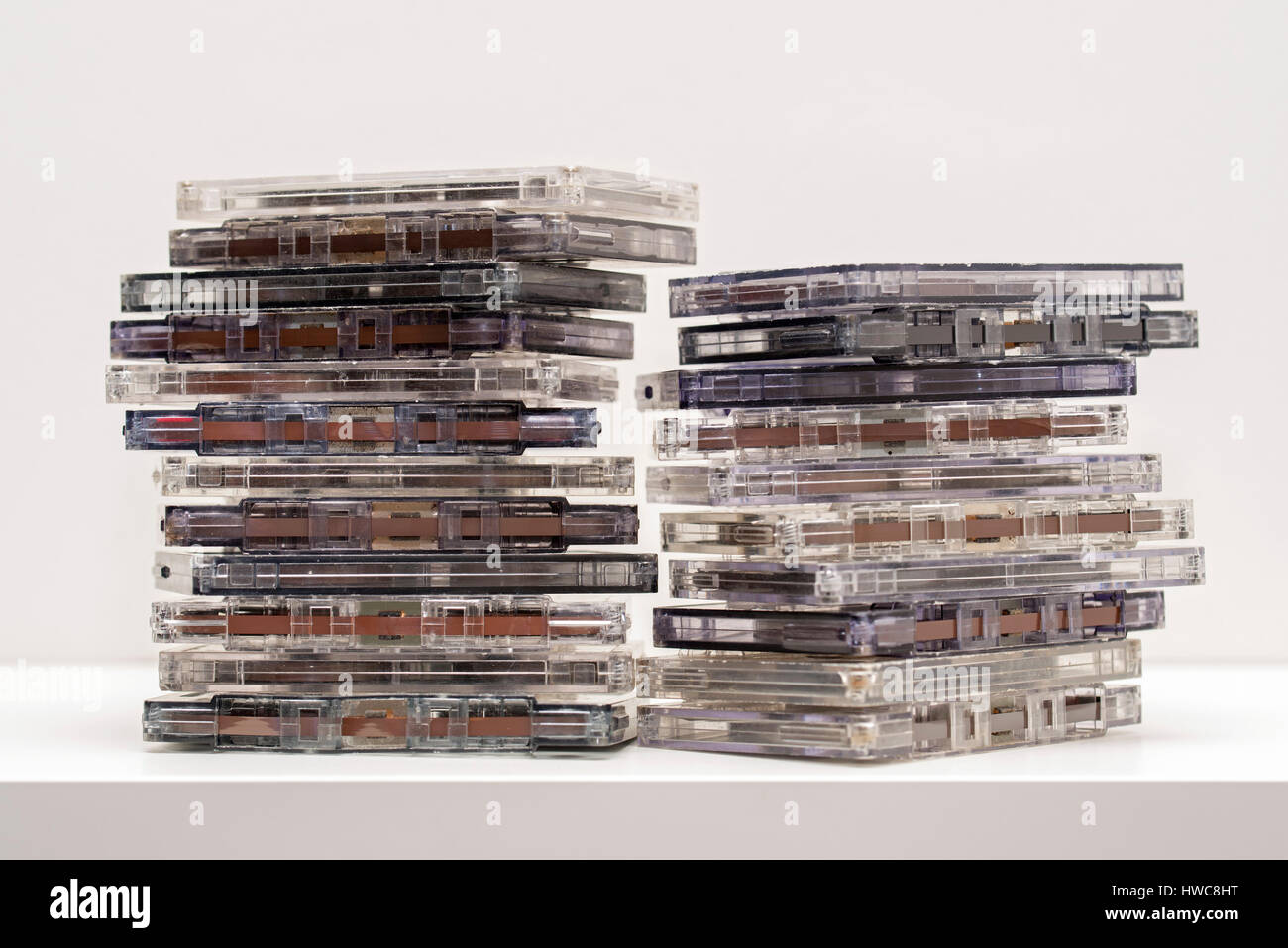 Pila di vecchie cassette audio Foto Stock