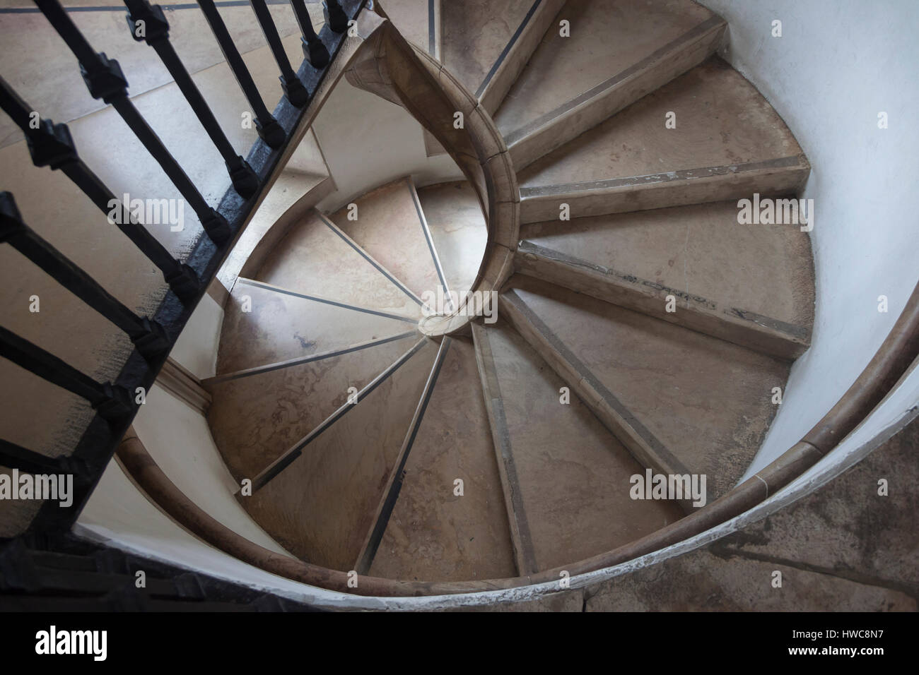 Sintra, Portogallo: scalinata a spirale di Sintra National Palace Historic House Museum. Chiamato anche il Palazzo Comunale, il medievale royal residence è stato continuou Foto Stock