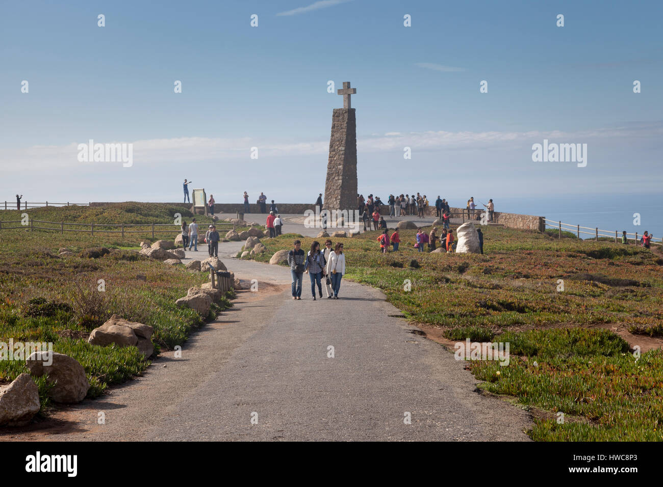 Sintra, Portogallo: turisti si sono riuniti presso il monumento a Cabo da Roca nel Parco Naturale di Sintra-Cascais. Il marcatore dichiara il capo come la regione più occidentale po Foto Stock