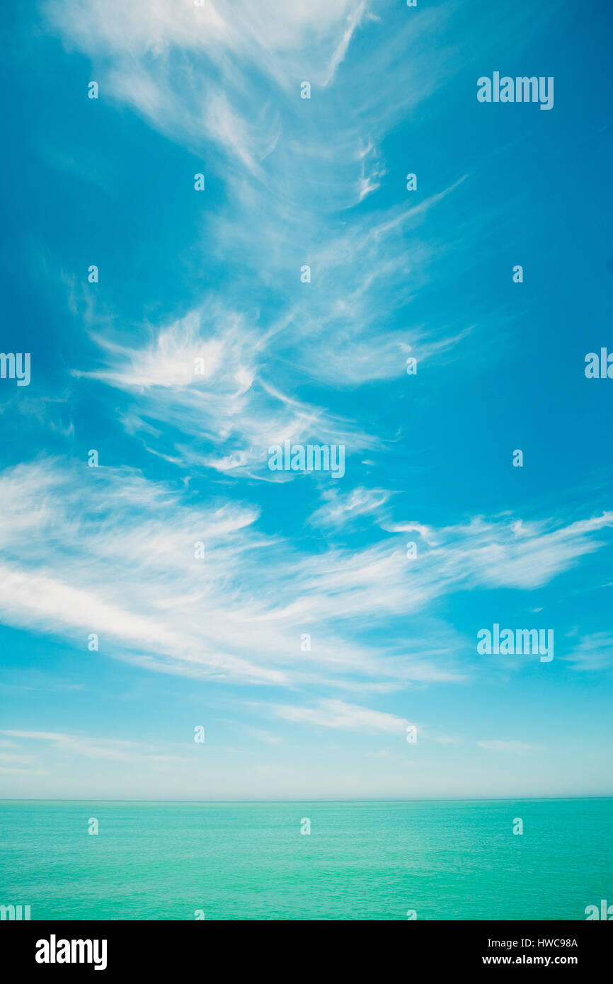 Cielo sereno su calme acque di mare o oceano. Paesaggio naturale con uno sfondo blu con delicatezza i colori. Foto Stock