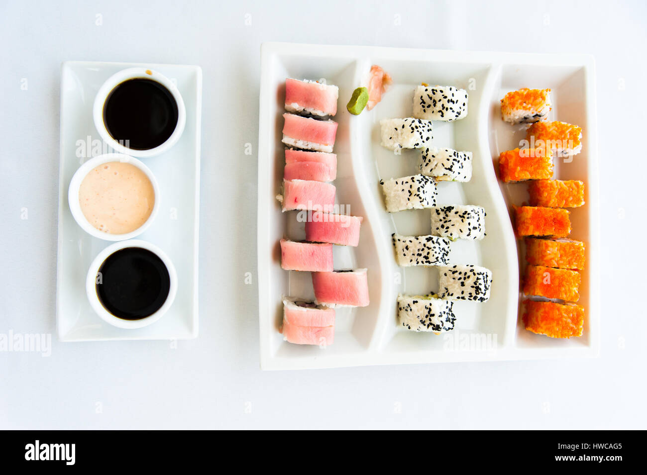 Sushi colorato su bianco, piastra modellata Foto Stock