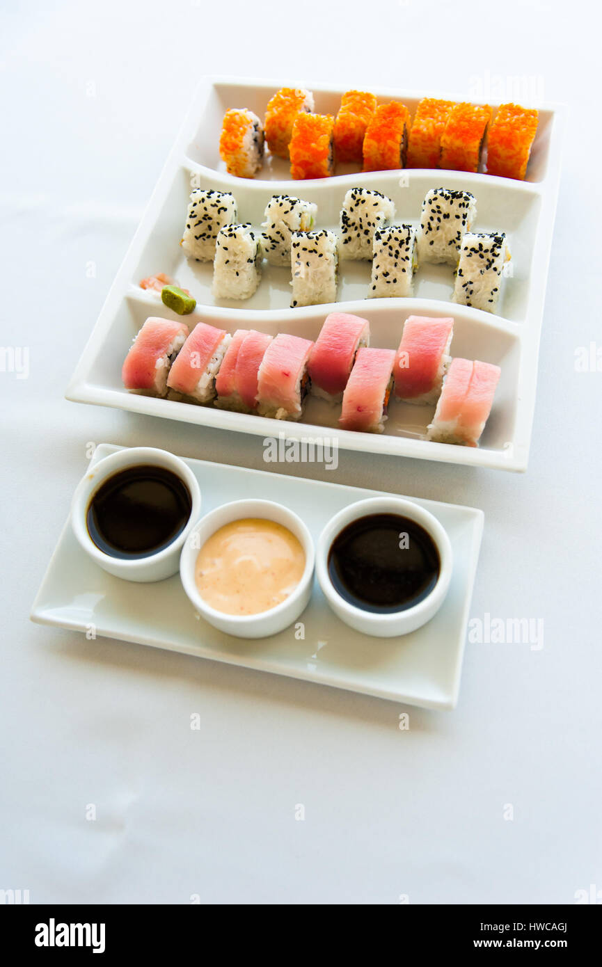 Sushi colorato su bianco, piastra modellata Foto Stock