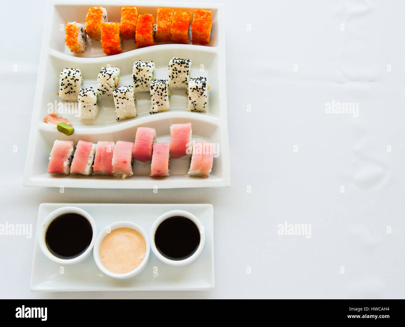 Sushi colorato su bianco, piastra modellata Foto Stock