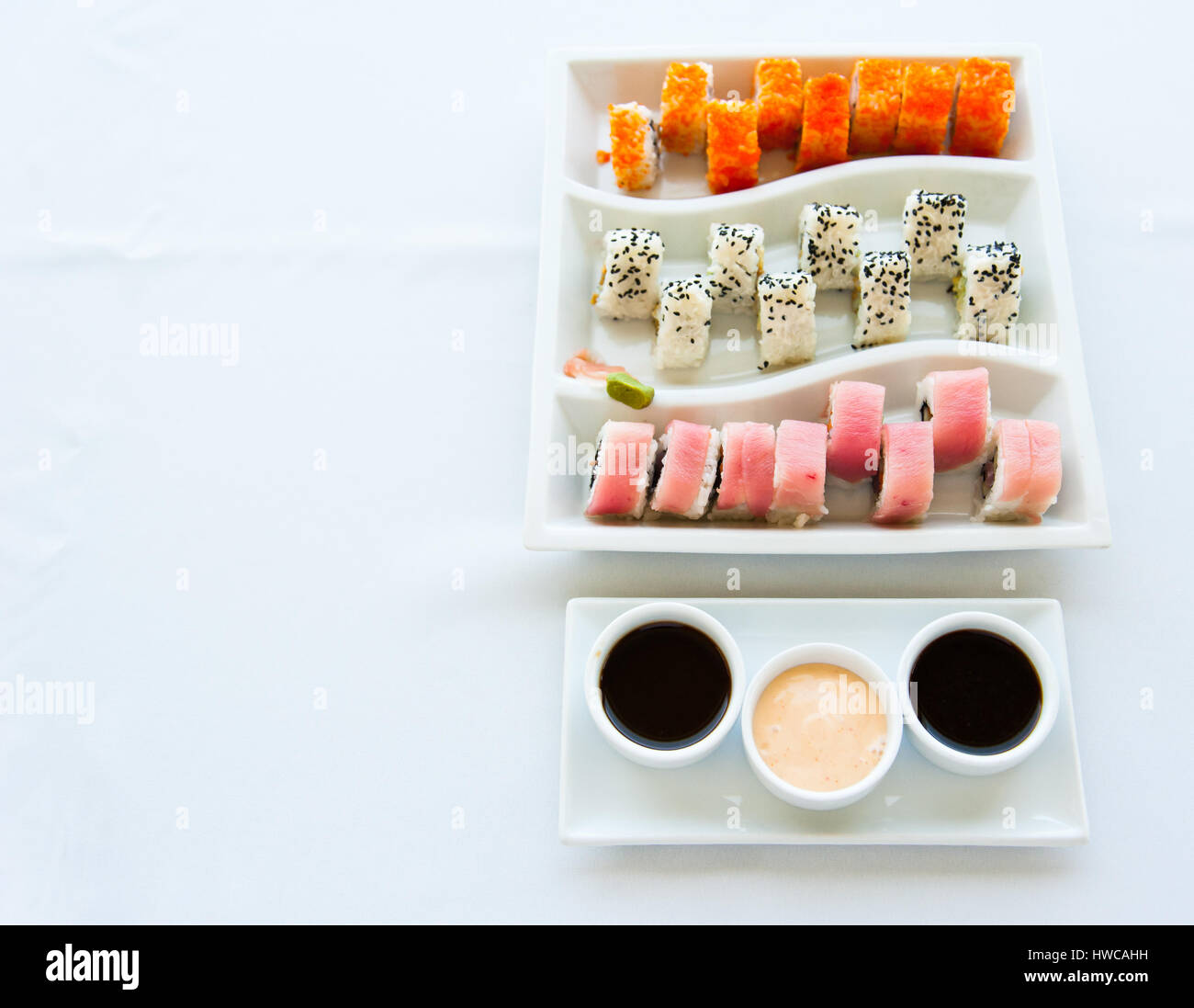 Sushi colorato su bianco, piastra modellata Foto Stock