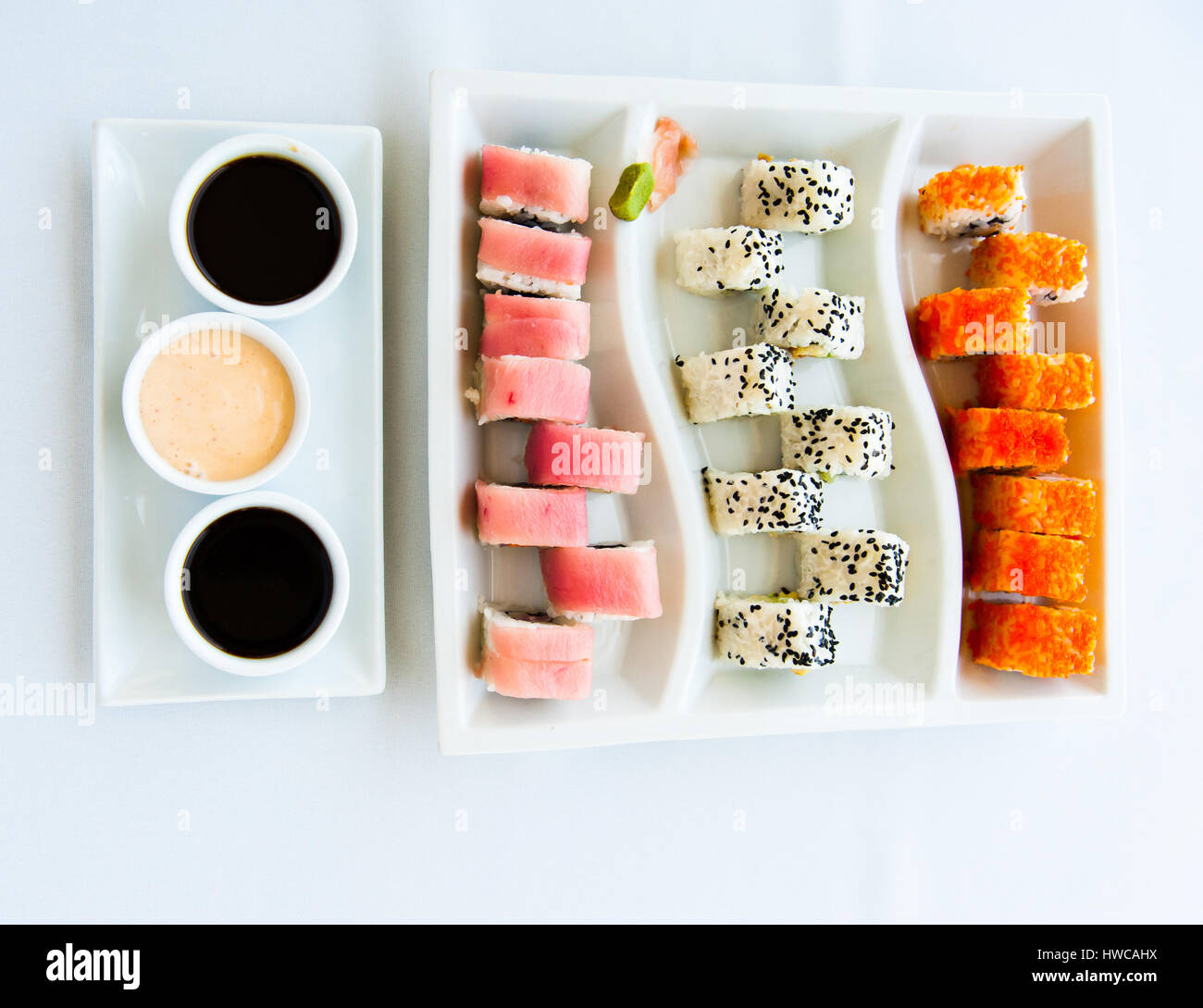 Sushi colorato su bianco, piastra modellata Foto Stock