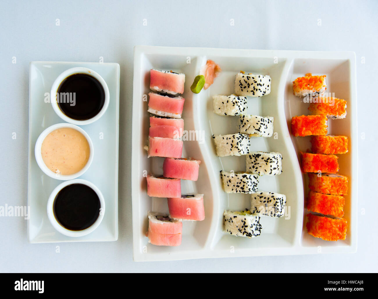 Sushi colorato su bianco, piastra modellata Foto Stock