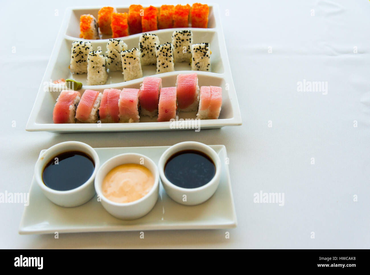Sushi colorato su bianco, piastra modellata Foto Stock