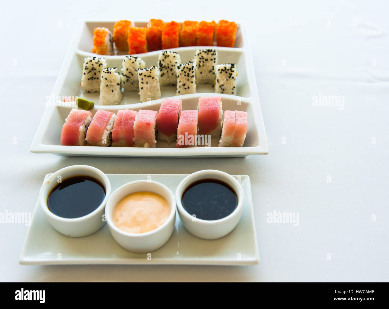 Sushi colorato su bianco, piastra modellata Foto Stock