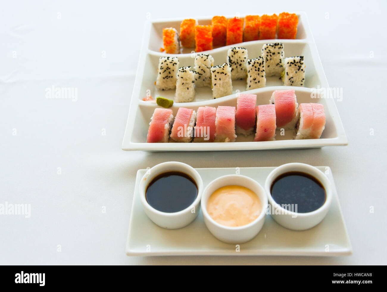 Sushi colorato su bianco, piastra modellata Foto Stock