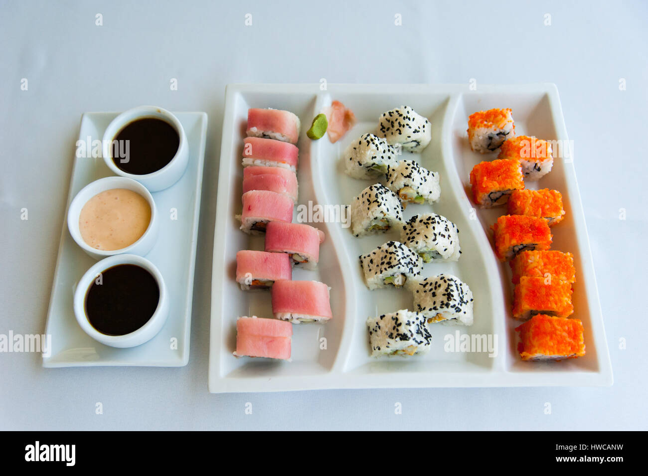 Sushi colorato su bianco, piastra modellata Foto Stock